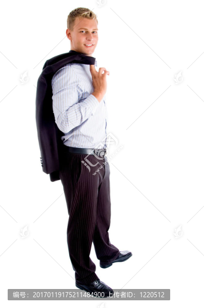 站著的人拿著他的外套