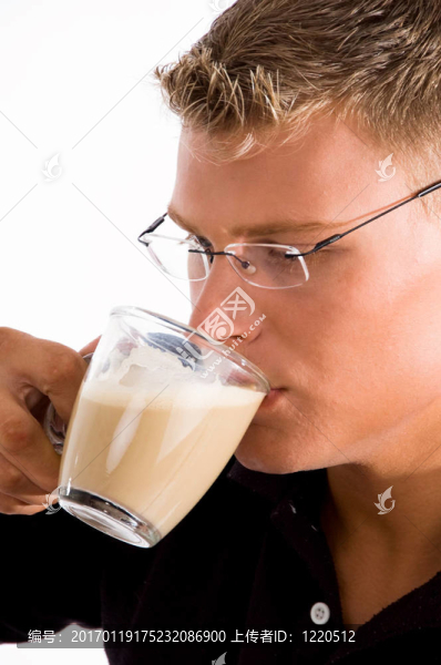 男性飲用咖啡