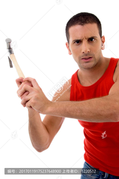 英俊男子拿著錘子