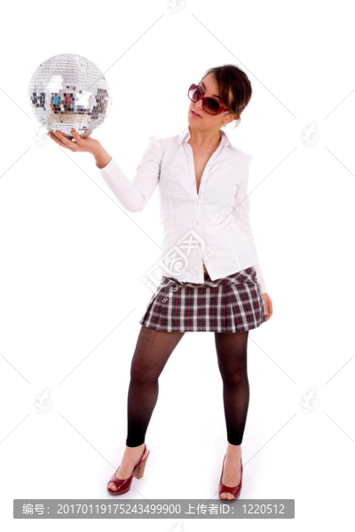漂亮女子抱著迪斯科球的全身姿勢(shì)