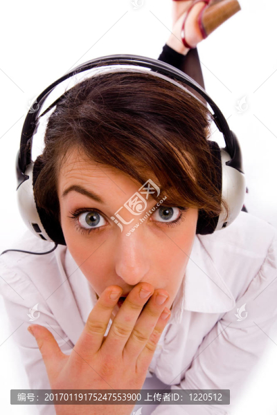 女人聽音樂的正面觀