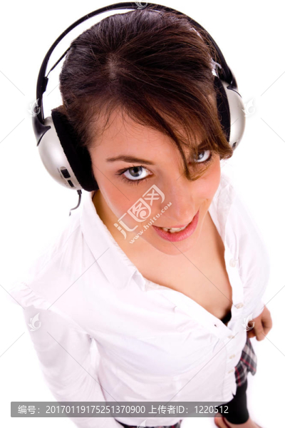 快樂時尚女性聆聽音樂的高視角