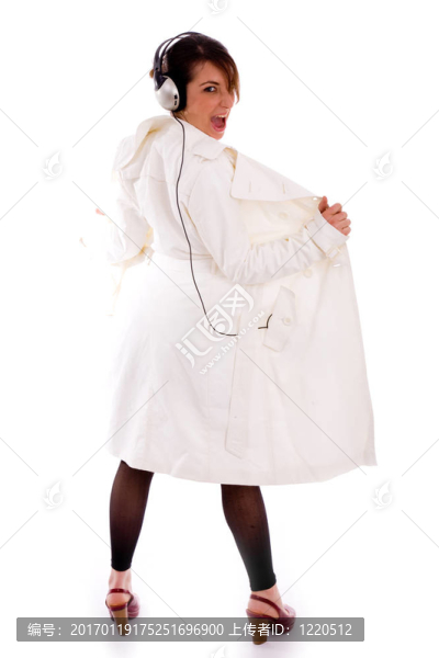 大衣中喊女人的全身姿態(tài)