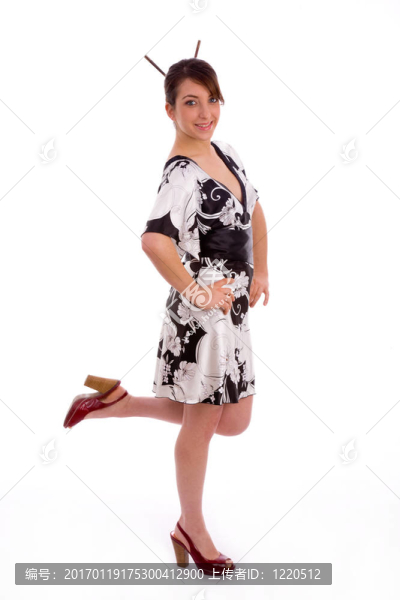 微笑的年輕女性的全身姿勢