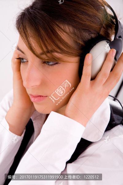 女性律師聽音樂的側(cè)面透視