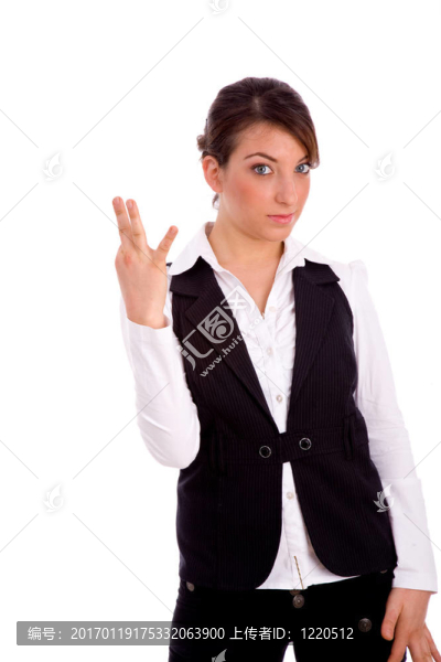 前視圖顯示手指的女商人