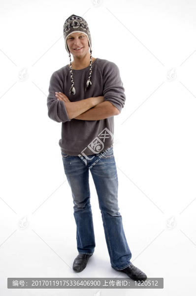 站立的成年男性戴著冬季帽