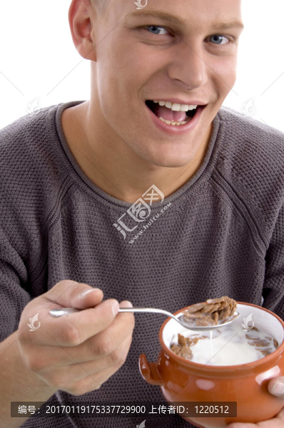 微笑的男性吃玉米片的肖像