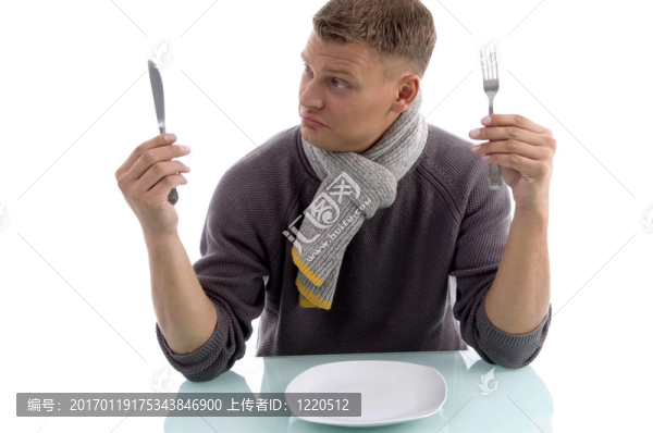 年輕人看著叉子