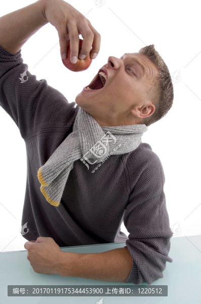 微笑的男人吃蘋(píng)果