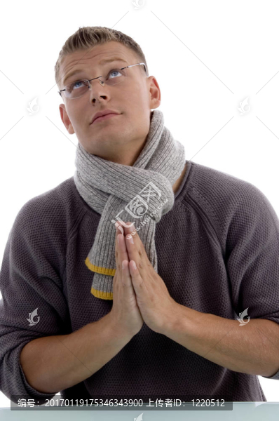 祈禱的年輕人