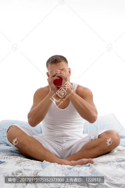男性坐在床上喝咖啡