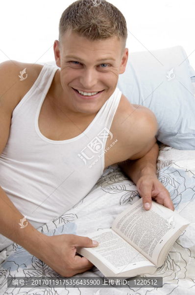 有興趣的聰明男性閱讀書