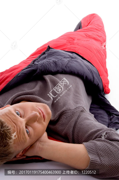 迷人的男子用紅色睡袋冒充和白色背景相機(jī)看
