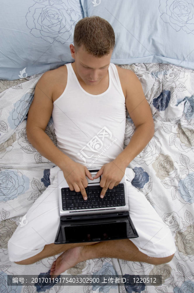 在筆記本電腦上工作的人