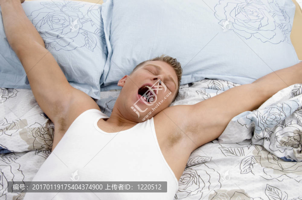 打哈欠的人伸展雙臂