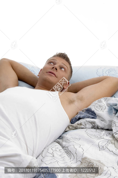 靜止的年輕人向上看