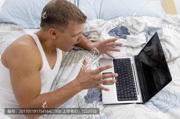 在筆記本電腦上工作的人