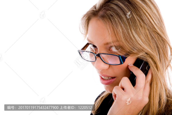 年輕女性在手機上的肖像