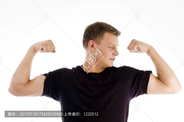 肌肉男子看他的肌肉