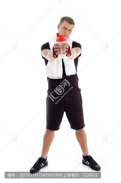 站立肌肉男持水瓶