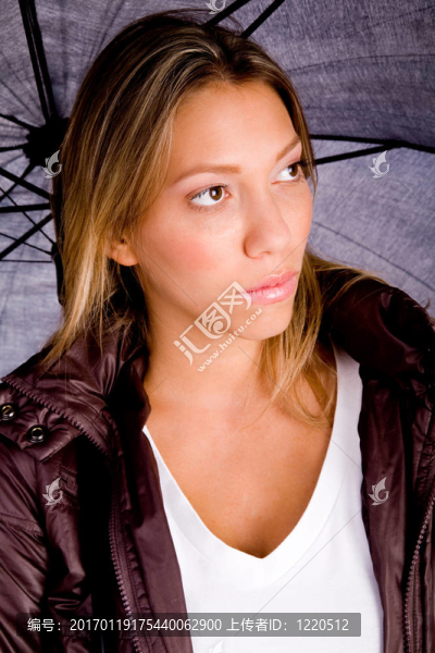 年輕女性手持雨傘的肖像