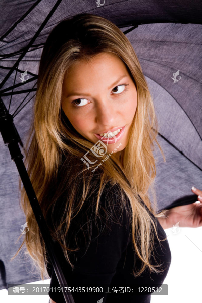 微笑女子手持雨傘肖像