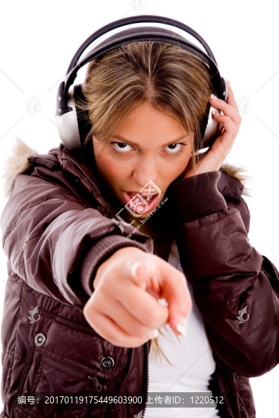 女性欣賞音樂的前視圖