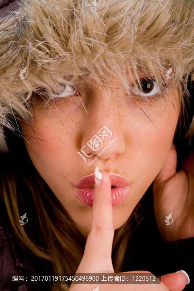 封閉的羊毛外套指導(dǎo)是無(wú)聲的成年女性