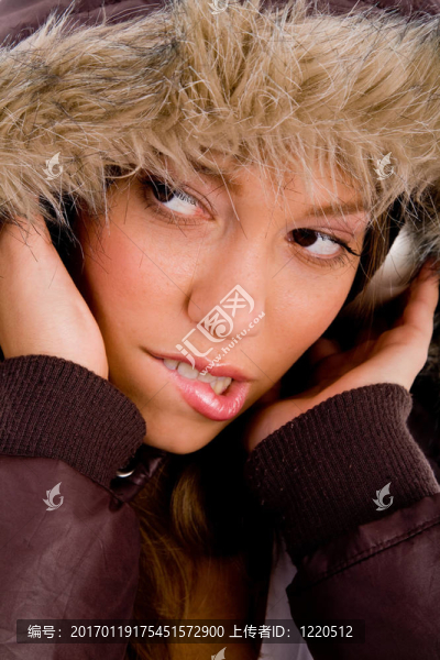 成年女子用羊毛外套聽音樂
