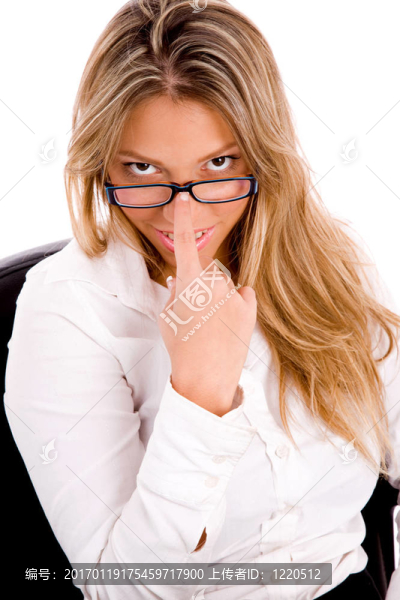 年輕的律師拿著眼鏡前視圖