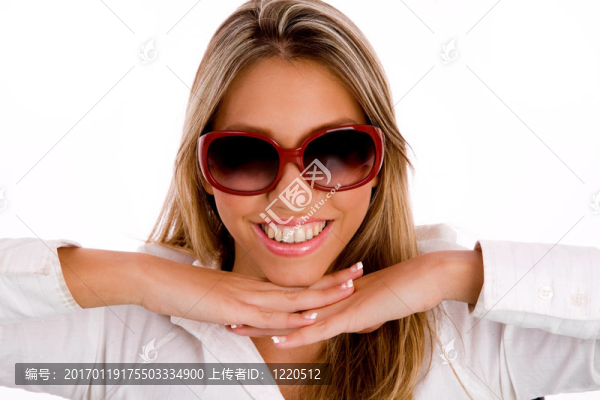 戴著太陽鏡的年輕女性微笑的肖像