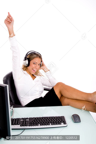 微笑管理者聆聽音樂的前視圖