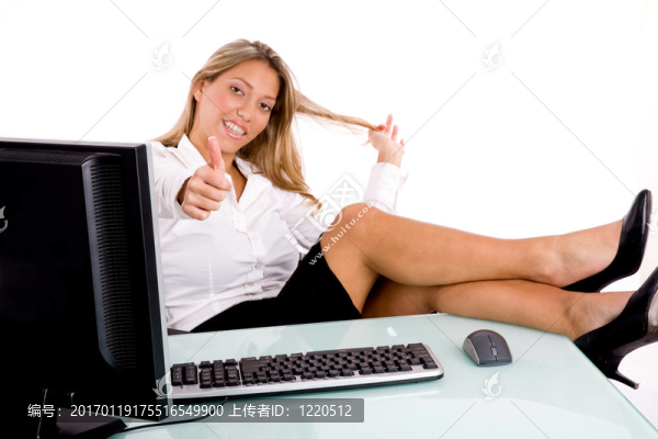 微笑的女商人在辦公樓前視圖顯示拇指