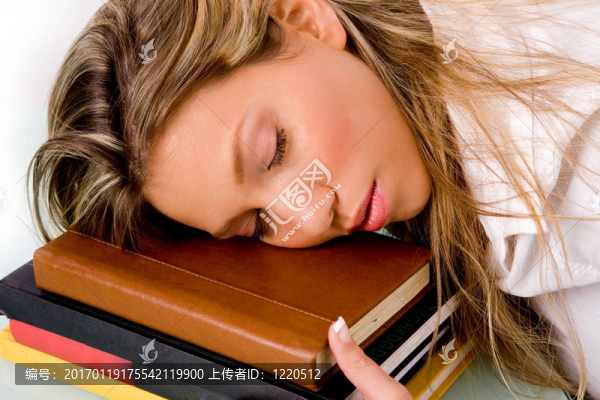 書上睡覺的學(xué)生的肖像