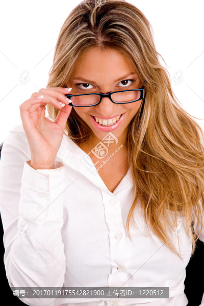 年輕女子拿著眼鏡前視圖