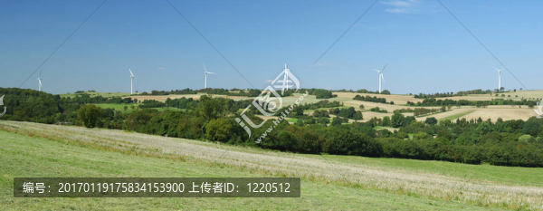 在山上的風(fēng)電場全景