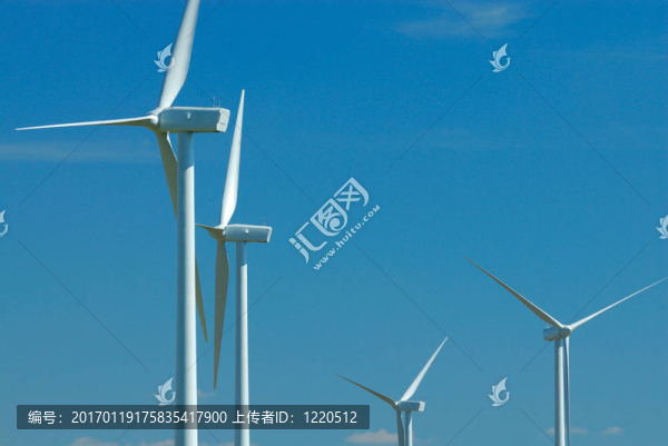 四風(fēng)力發(fā)電機(jī)在藍(lán)色的天空