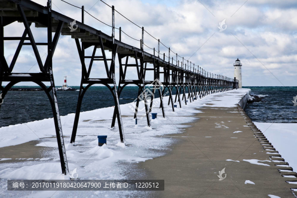 冬季大湖燈塔