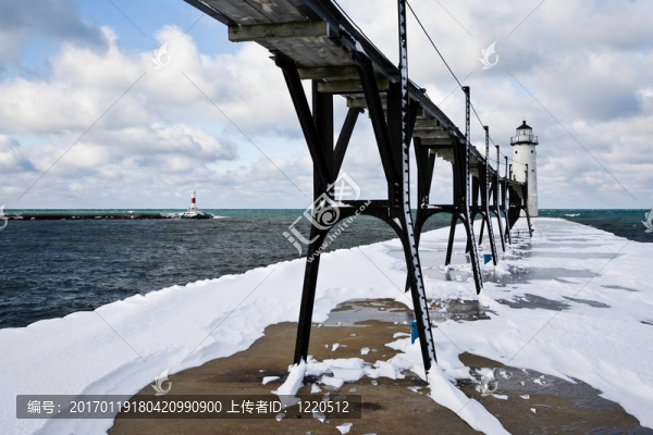 冬季大湖燈塔