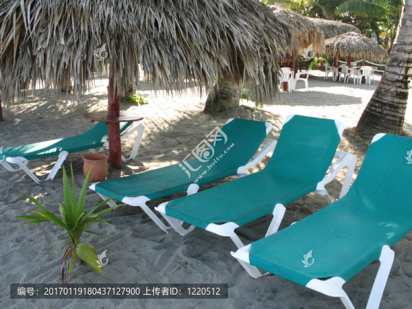 沙灘上的曬黑椅