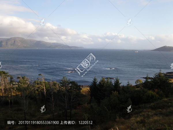 在峽灣的波浪。