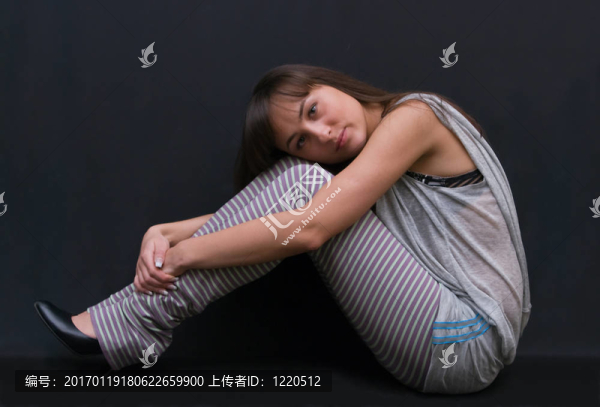 黑色背景上的女孩