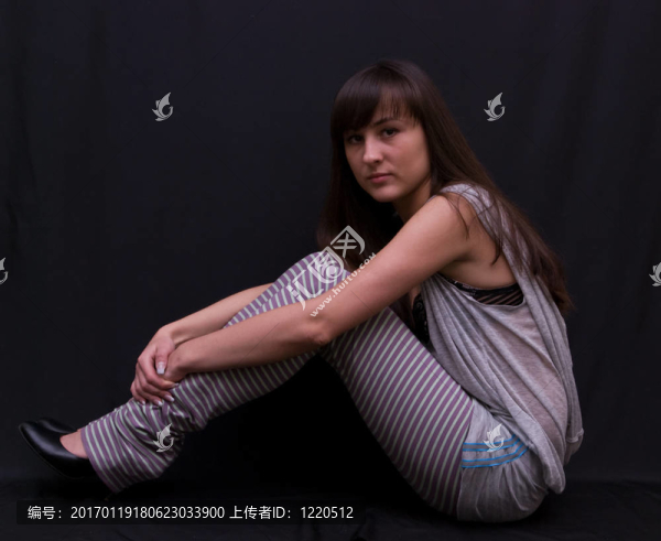 黑色背景上的女孩