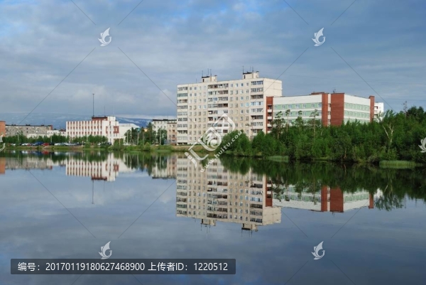 湖泊中的城市倒影