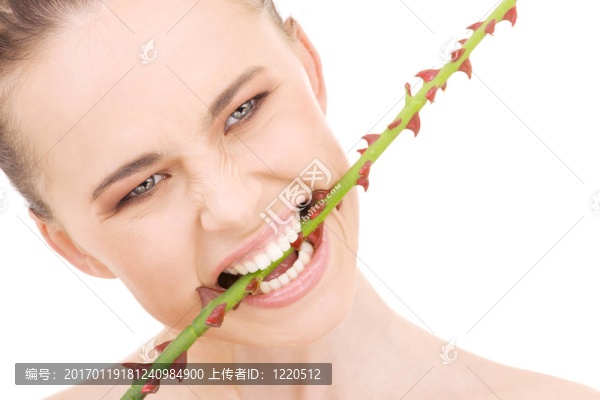 咬