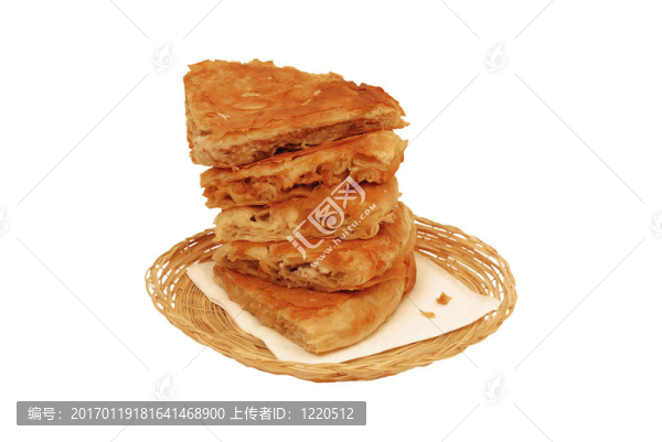 籃子里的圓形布列克孤立在白色背景
