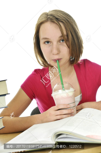 十幾歲的女孩和奶昔