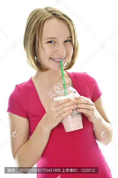 十幾歲的女孩和奶昔