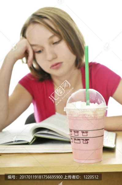 十幾歲的女孩和奶昔